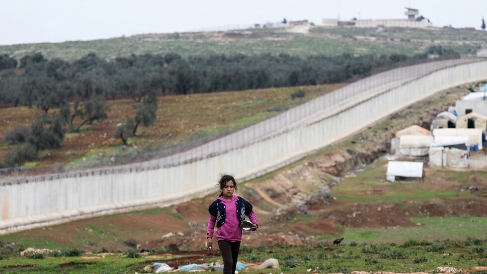 "الأناضول": وزيرا الدفاع التركي والبريطاني يزوران الشريط الحدودي بين تركيا وسوريا