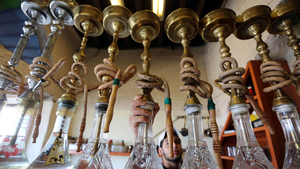 الصحة العالمية تحذر من تدخين الشيشة في ظل انتشار كورونا