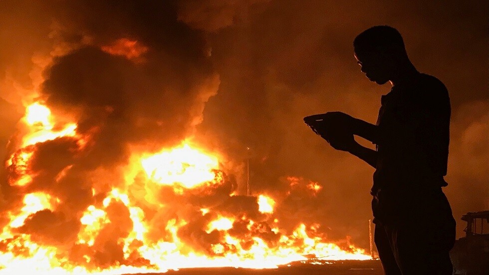 مقتل 15 شخصا بانفجار أنبوب نفط في نيجيريا