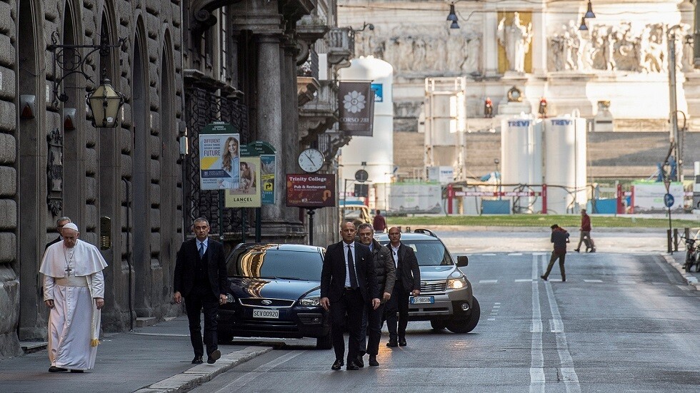 بابا الفاتيكان يتجول في روما رغم طوارئ كورونا