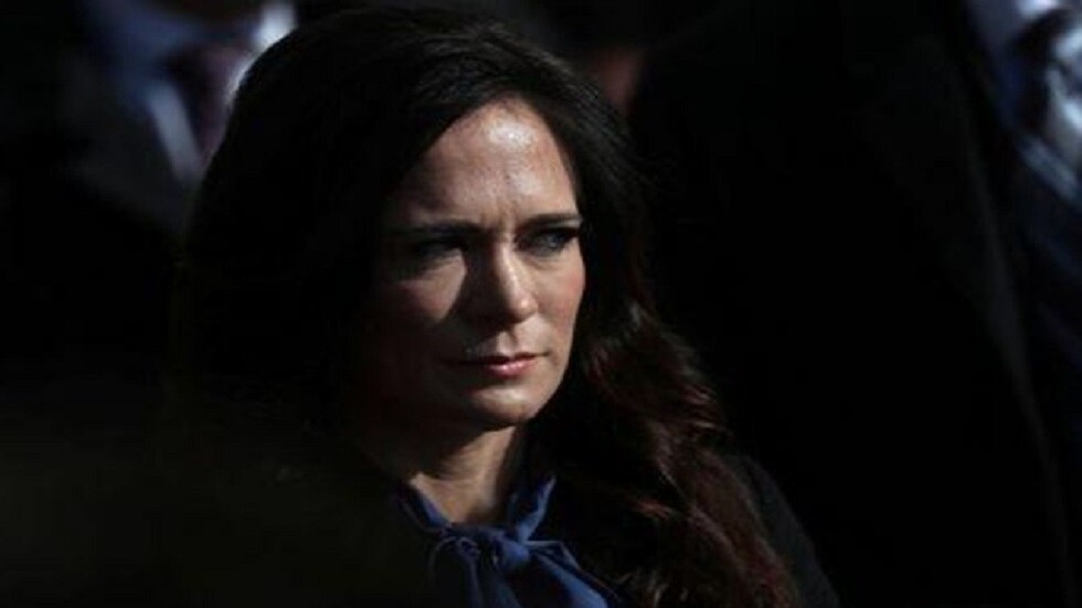 مستشارة ترامب تعزل نفسها في منزلها بعد لقائها مسؤولا برازيليا مصابا بكورونا