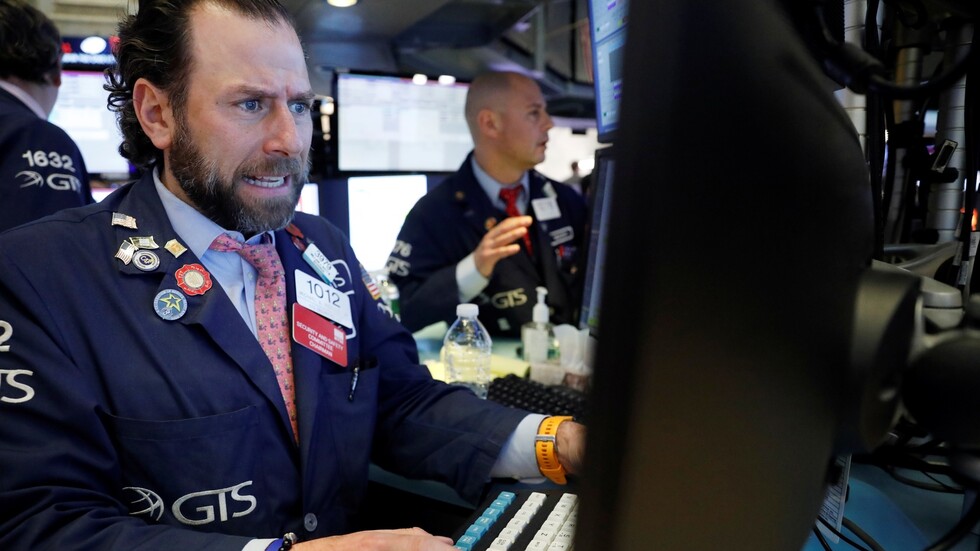 أرباح بالملايين.. المستفيدون من انهيار أسعار النفط