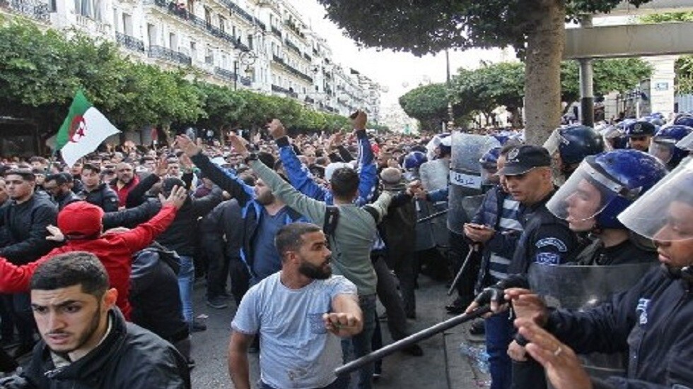 الجزائر تحظر الاحتجاجات في الشوارع بسبب فيروس كورونا