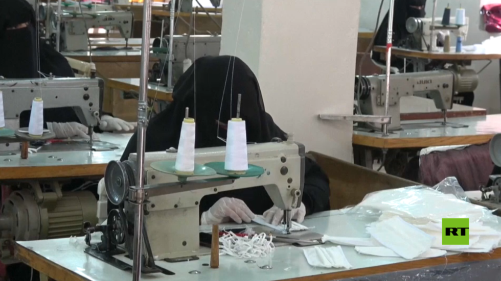 اليمنيات يسارعن في صنع الأقنعة لمواجهة خطر فيروس كورونا