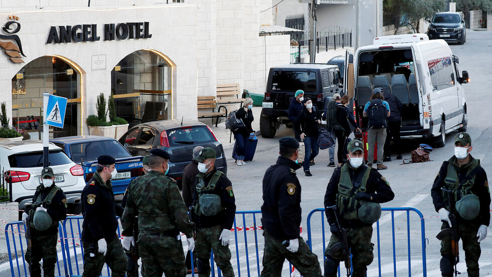 كورونا.. اشتيه يدعو الفلسطينيين إلى التزام منازلهم