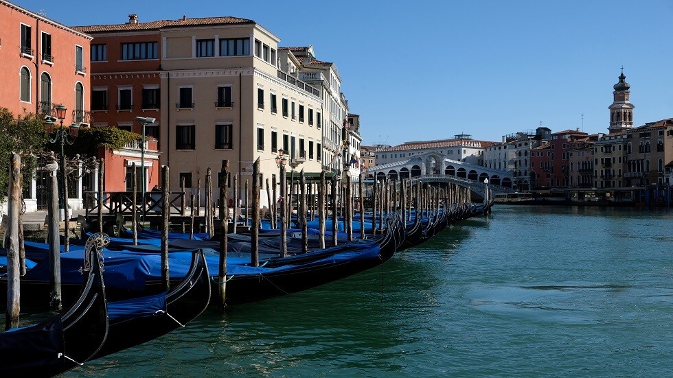 قنوات البندقية تصبح أكثر نقاء والحياة تعود إليها 