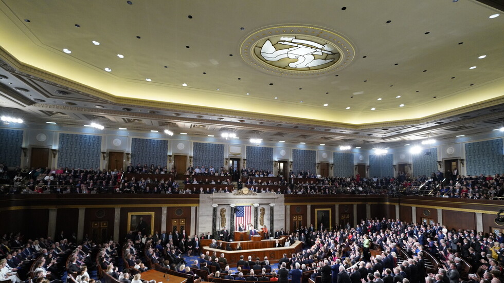 الكونغرس يخلط أوراق ترامب في العراق: يهاجمون إيران ويخرجون من الماء بلا بلل