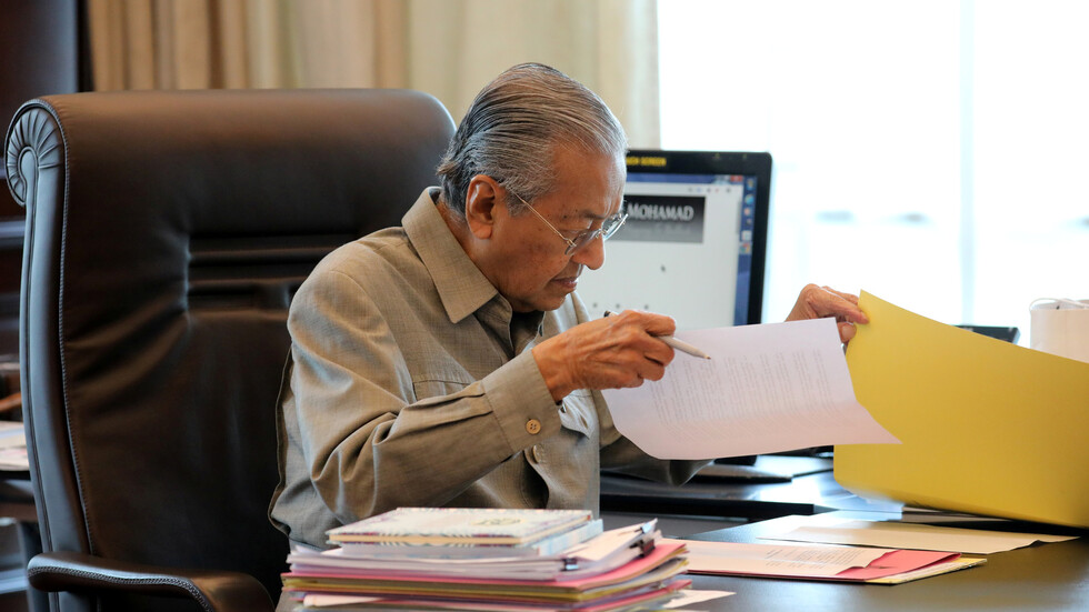 مهاتير محمد في الحجر الصحي خوفا من إصابته بكورونا