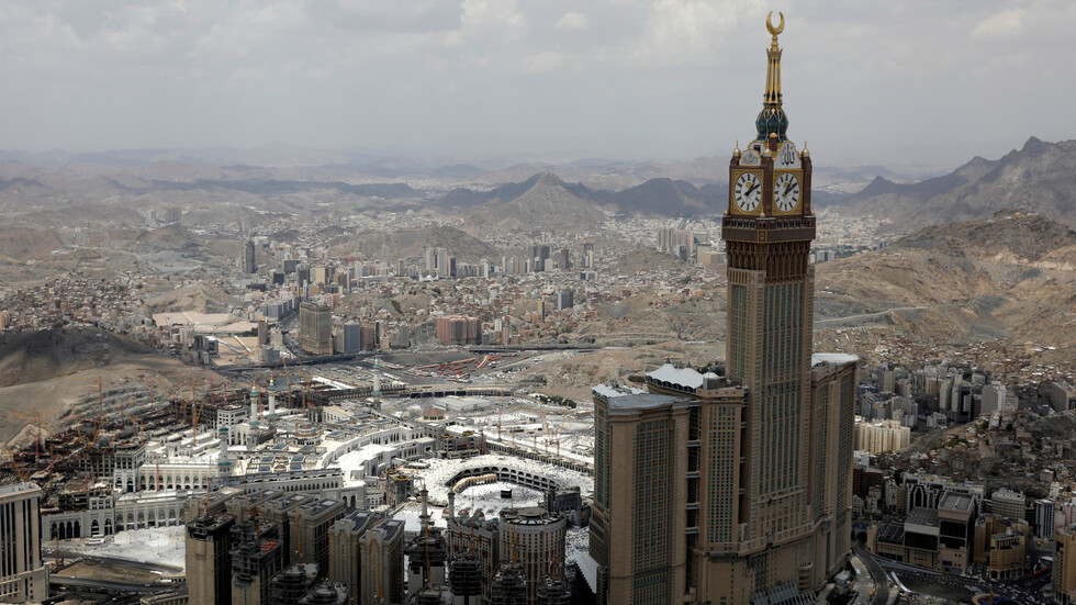 صور متداولة.. "شاب يسجد لفتاة" أمام مسجد في السعودية!