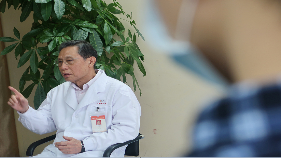 أحد كبار أطباء الصين ينتقد مزاعم 