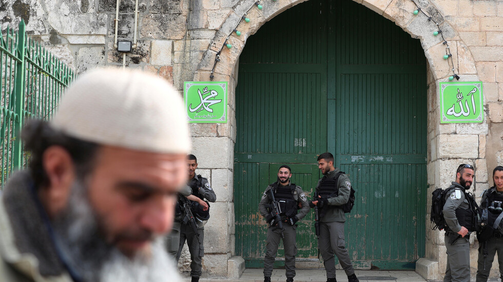 الأقصى بين القبضة الإسرائيلية وكورونا وكلاهما مر بالنسبة للمواطنين