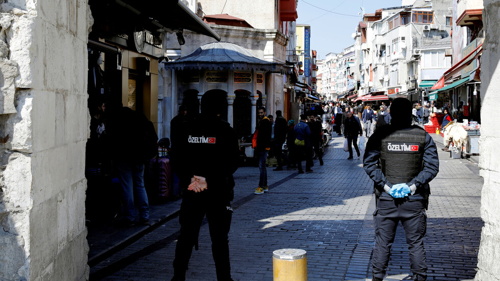 الأمن التركي يحتجز 64 شخصا لنشرهم 