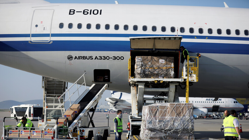 الصين ترسل 4 شحنات طبية كمساعدة إلى إيران لمواجهة كورونا