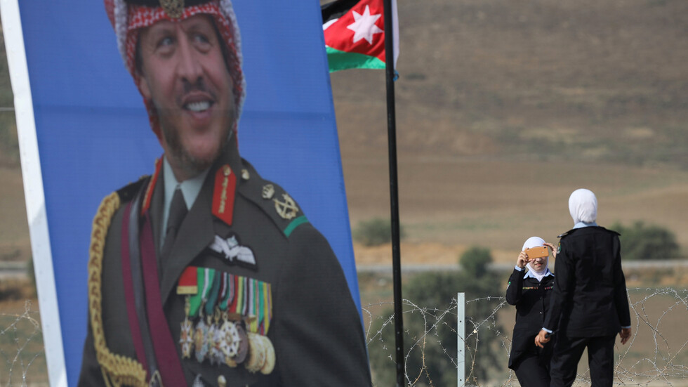 ملك الأردن مغردا: أفاخر بكم الدنيا!