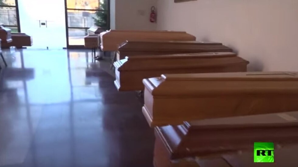 توابيت تملأ كنيسة مستشفى إيطالي والأطباء لا يزالون يصارعون من أجل حياة المصابين بكورونا