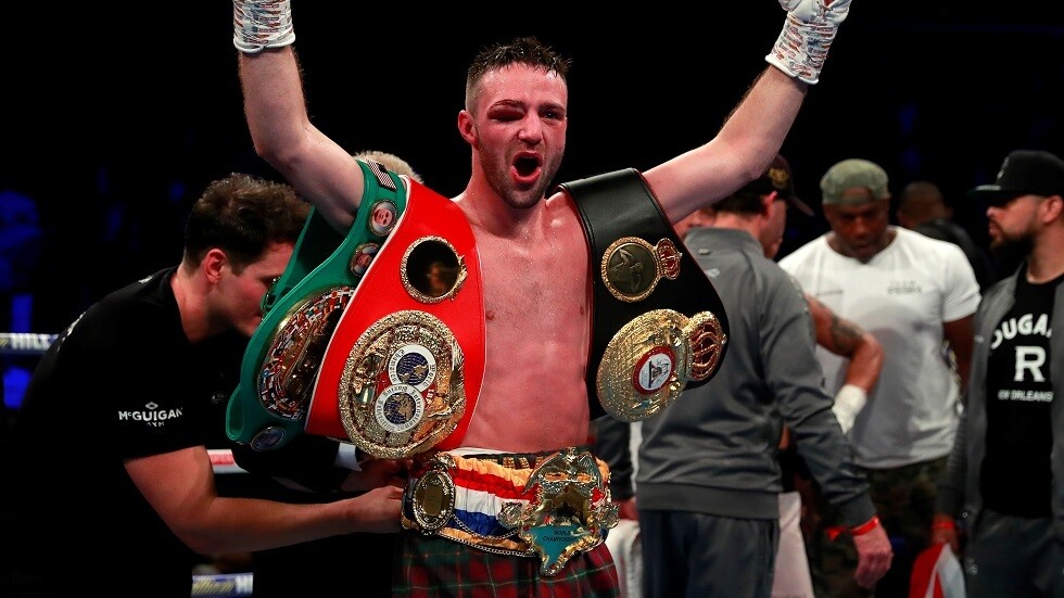 مزحة "تطيح" ببطل العالم للملاكمة خارج الطائرة