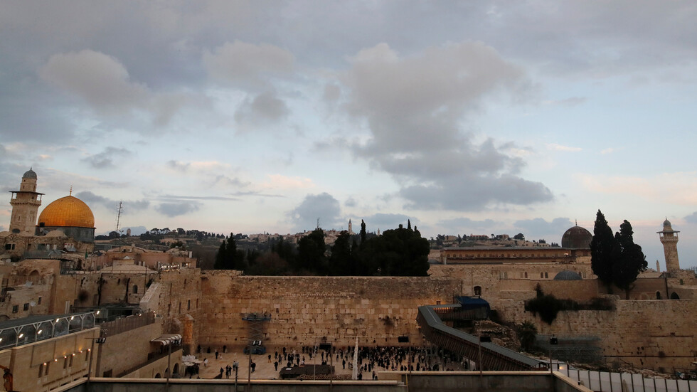 مجلس الأوقاف والمقدسات الإسلامية: تعليق دخول المصلين إلى المسجد الأقصى للصلاة