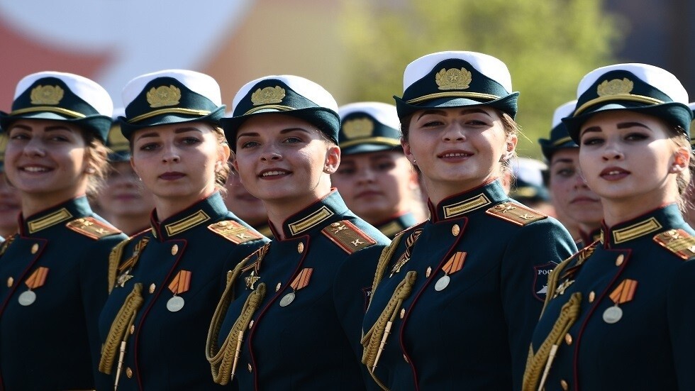 الطواقم النسائية تتدرب على المشاركة بموكب العرض العسكري في 9 مايو