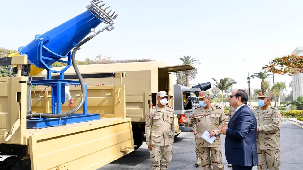 السيسي يتفقد أجهزة مطورة في الجيش المصري لمكافحة فيروس كورونا (صور)