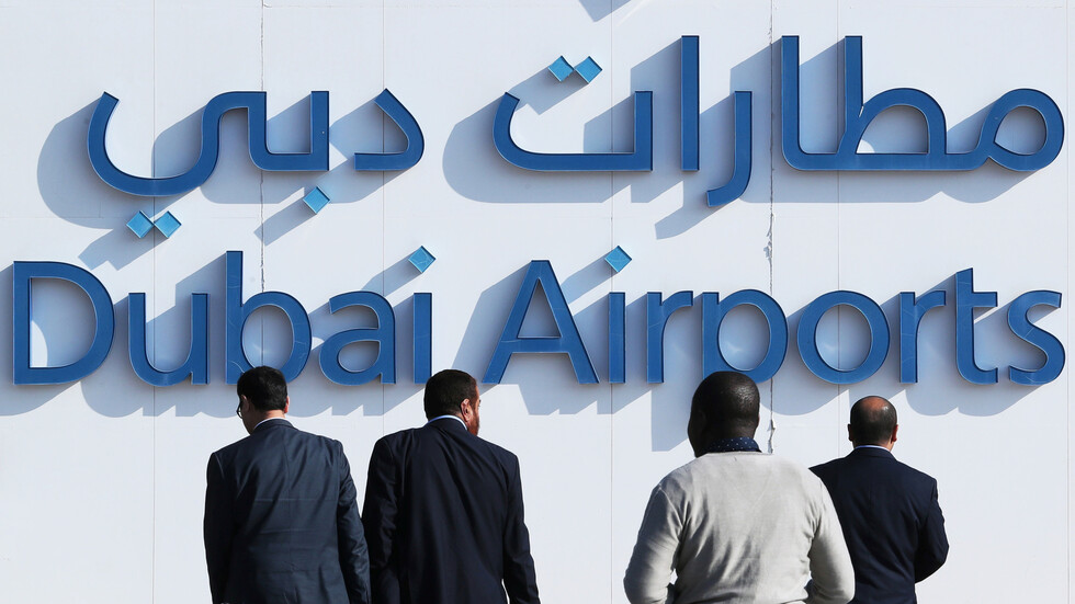 الإمارات تستعجل وتغلق بواباتها الجوية مساء أمس قبل الموعد المعلن بيوم