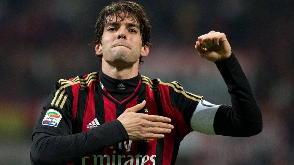 كاكا يدعم مالديني ويغني نشيد ميلان مع مغنية إيطالية (فيديو)