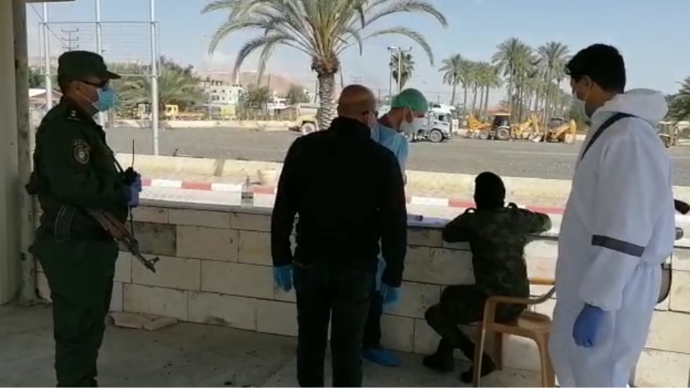 عمال فلسطينيون يعودون من إسرائيل بسبب كورونا