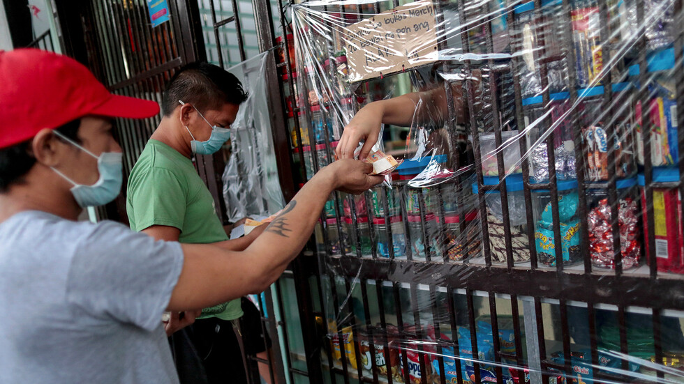 كورونا "مؤامرة كونية" والعلاج بقرش!