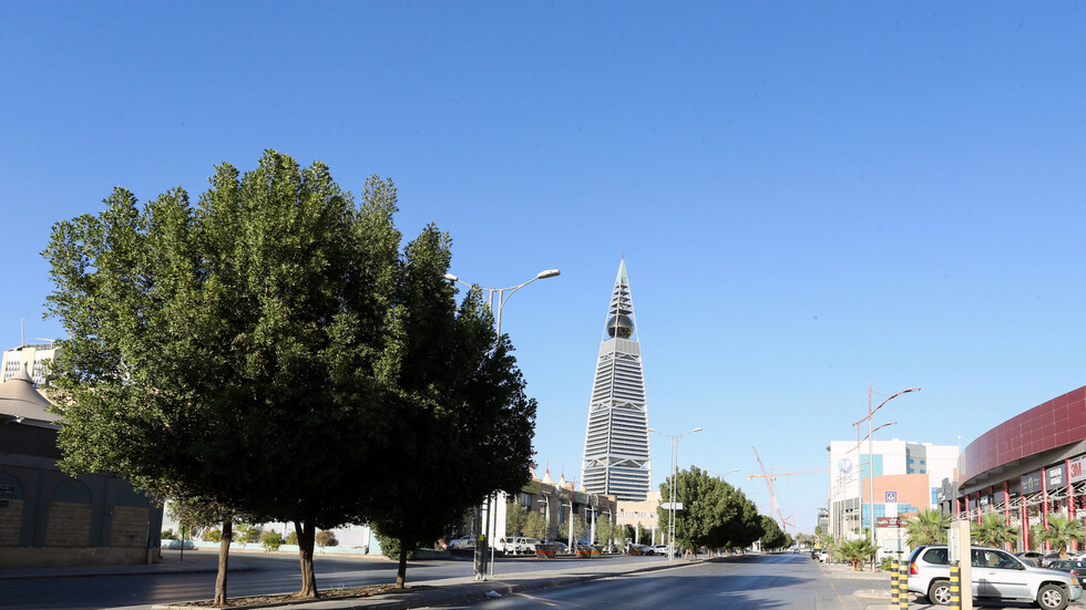 مشهد مؤثر.. ممرض سعودي يبكي بعد أن تحاشى احتضان طفله الصغير