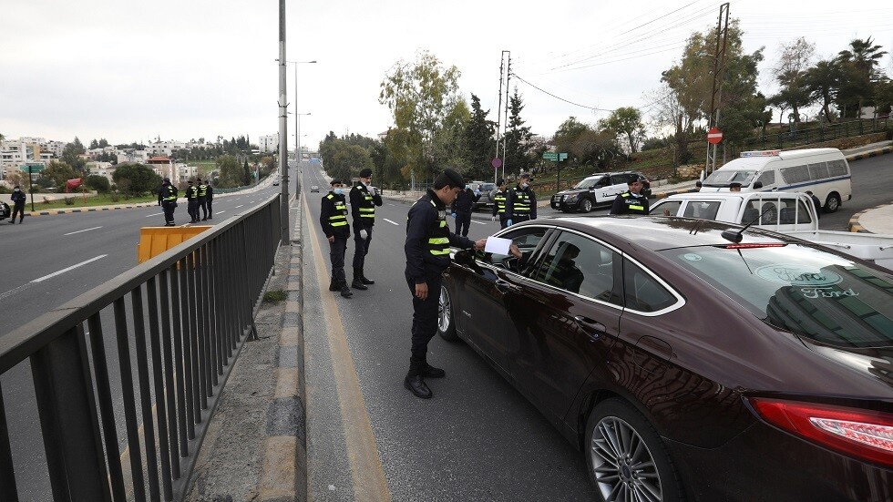 الأردن: ضبط عدد من المخالفين يستخدمون تصاريح مزورة لتجاوز حظر التجول
