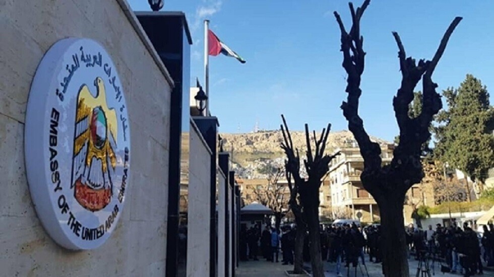 قرقاش يغرد معتبرا اتصال بن زايد بالأسد تجاوزا للحسابات السياسية الضيقة