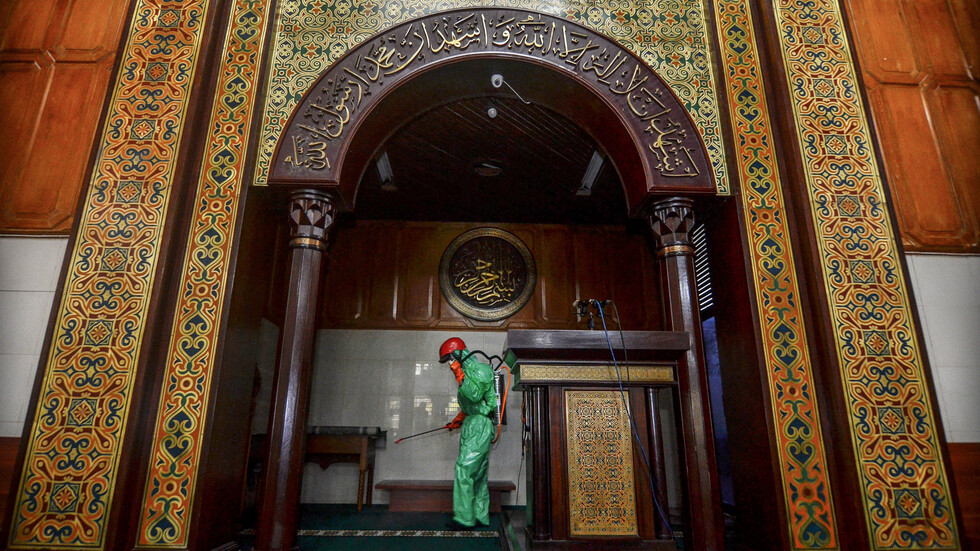 عدد الوفيات بكورونا في إندونيسيا يتجاوز الـ100 وتمديد حالة الطوارئ في جاكارتا