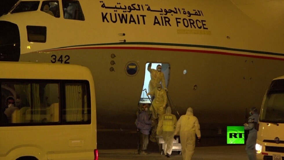 شاهد.. طائرة عسكرية كويتية تجلي رعايا الكويت عن إيطاليا