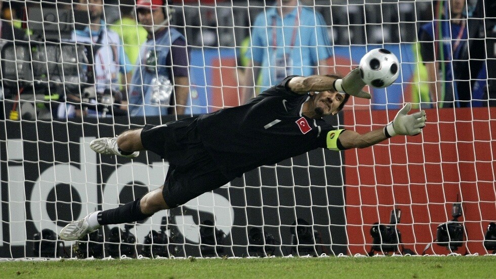 أسطورة حراسة المرمى التركي يصاب بكورونا (صورة)