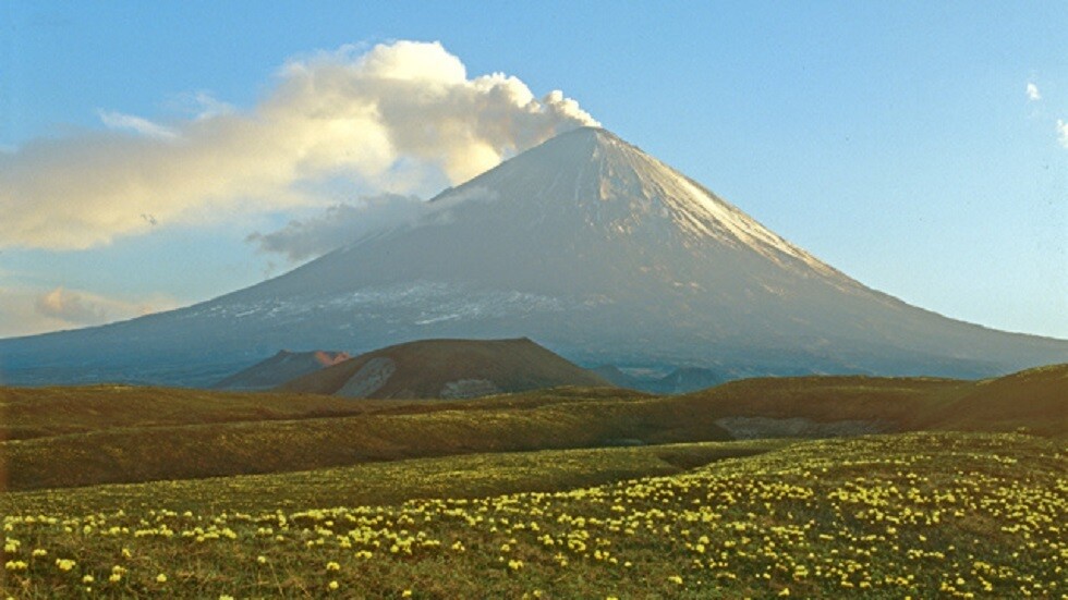 بركان كليوتشيفسكوي يطلق عمودا من الرماد ارتفاعه 6 كيلومترات