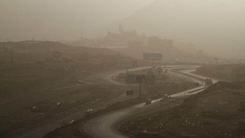 مراسلنا: مقاتلات التحالف تشن عدة غارات على مبنى الكلية الحربية بصنعاء