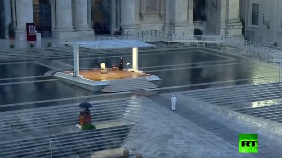 للمرة الأولى.. البابا فرنسيس يترأس وحيدا صلاة في ساحة كاتدرائية بالفاتيكان