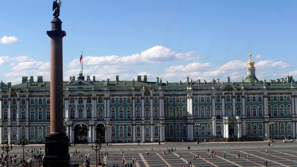 سلطات سان بطرسبورغ الروسية تعلن فرض نظام الحجر الذاتي العام في المدينة ضمن إجراءات ردع تفشي كورونا