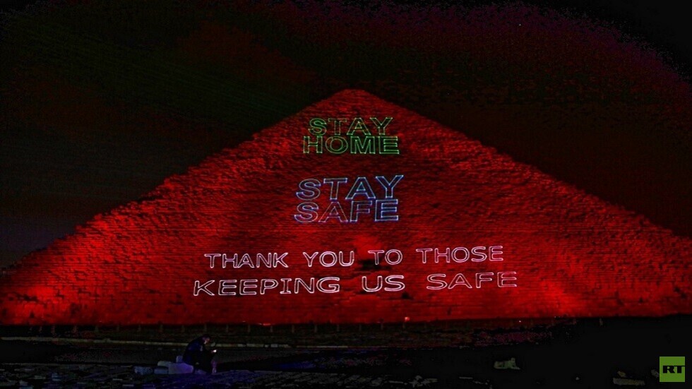 مصر تضيء هرم خوفو الأكبر من أجل كورونا