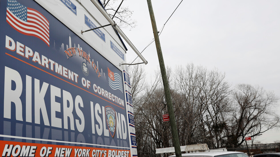 تقرير: سلطات نيويورك تدفع للسجناء مقابل حفر قبور جماعية