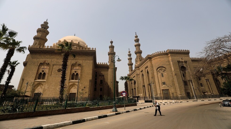 الأوقاف المصرية تنهي خدمة إمام مسجد لإصراره على إقامة الصلاة