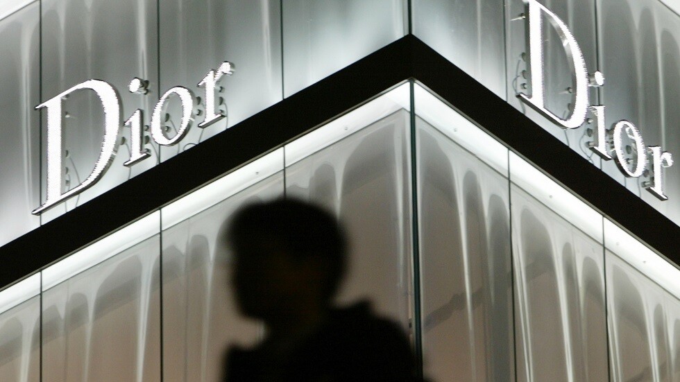 "كريستيان ديور" تبدأ إنتاج الكمامات لدعم جهود محاربة كورونا