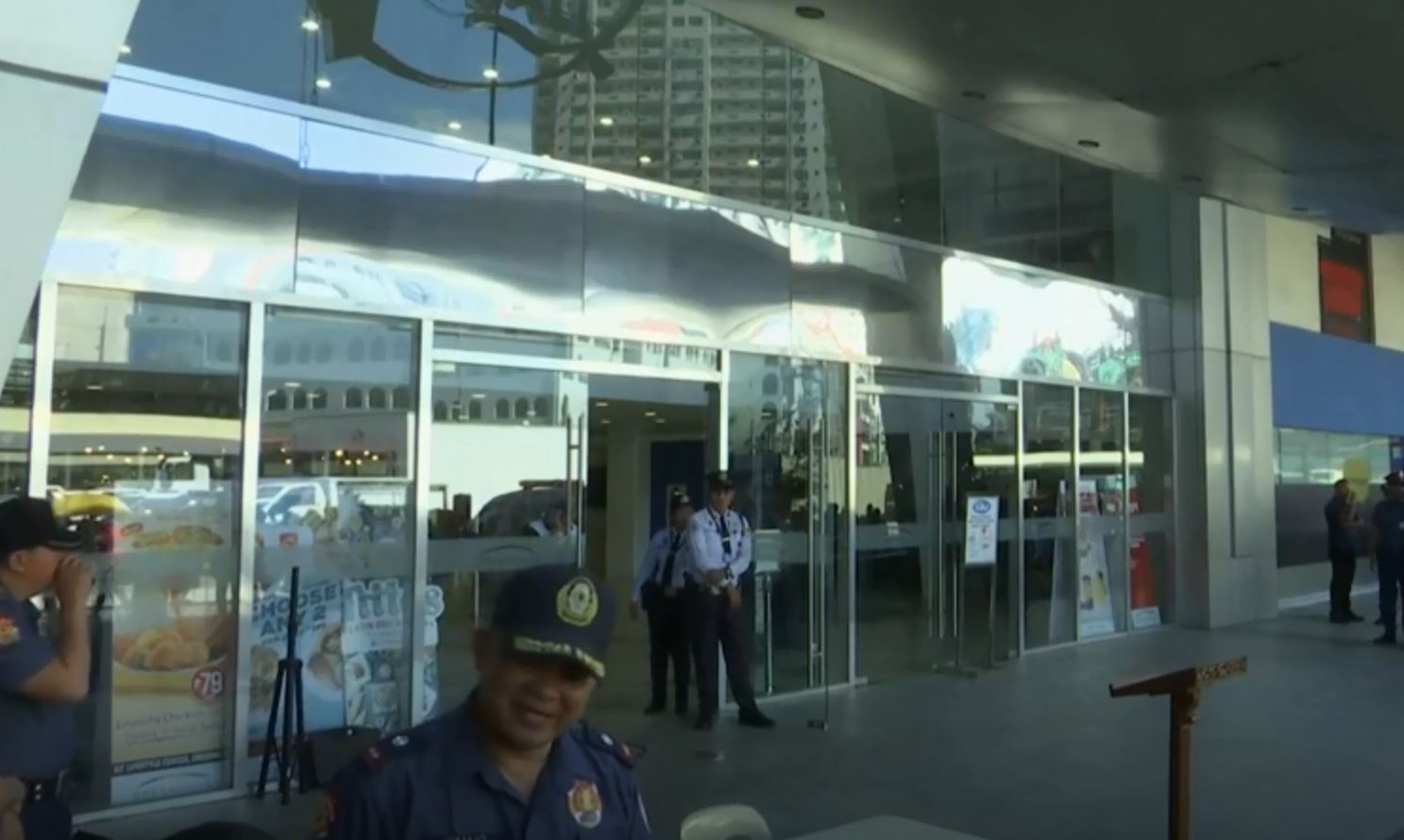 احتجاز 27 شخصا رهائن في مركز تجاري في العاصمة الفلبينية مانيلا