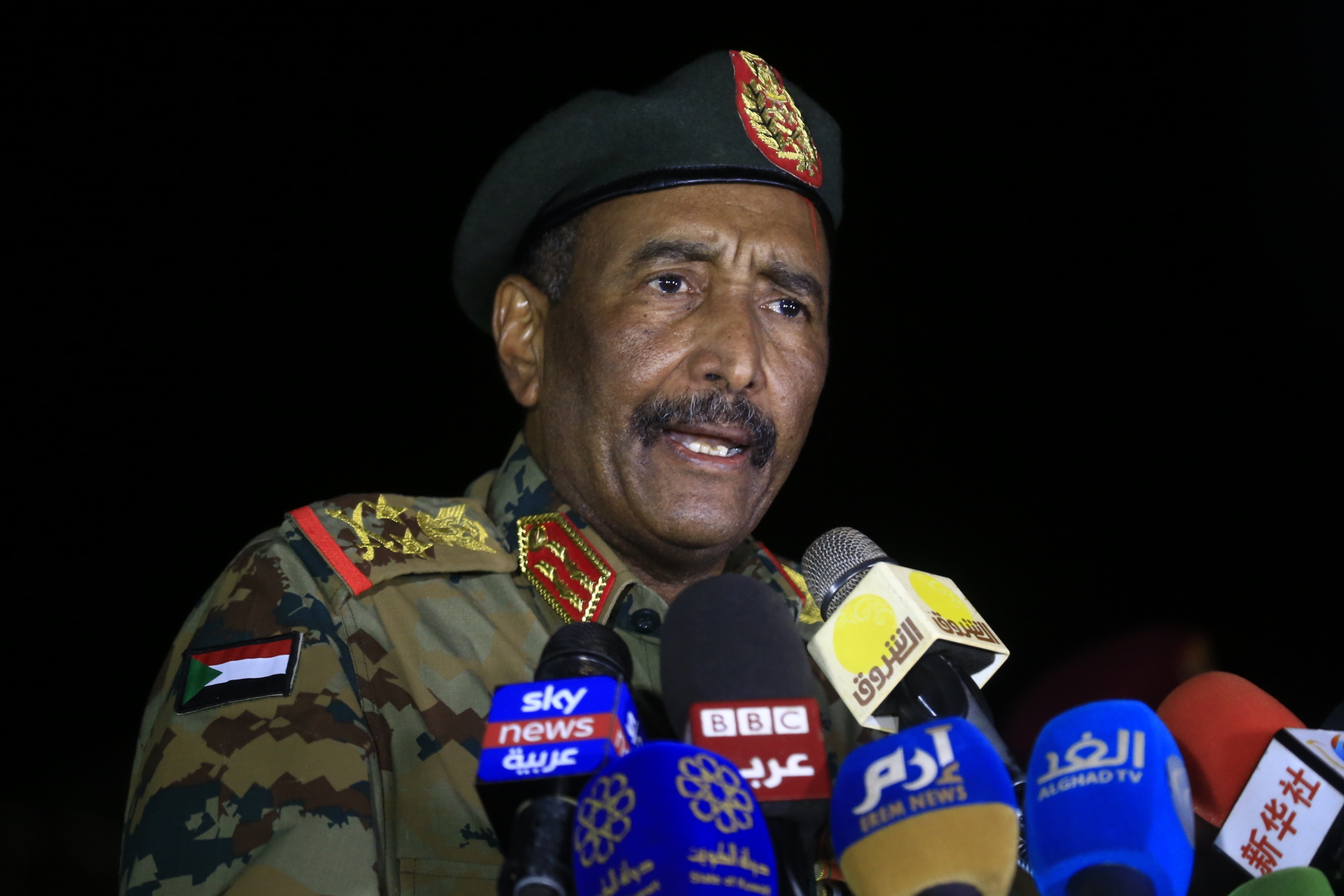 البرهان يصدر قرارا بسحب الجنسية السودانية من 13 ألف أجنبي