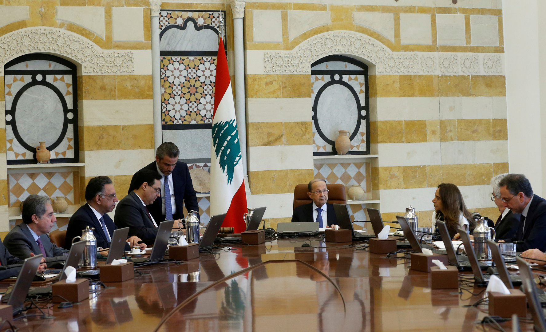 الحكومة اللبنانية تقرر رفع السرية عن المسؤولين