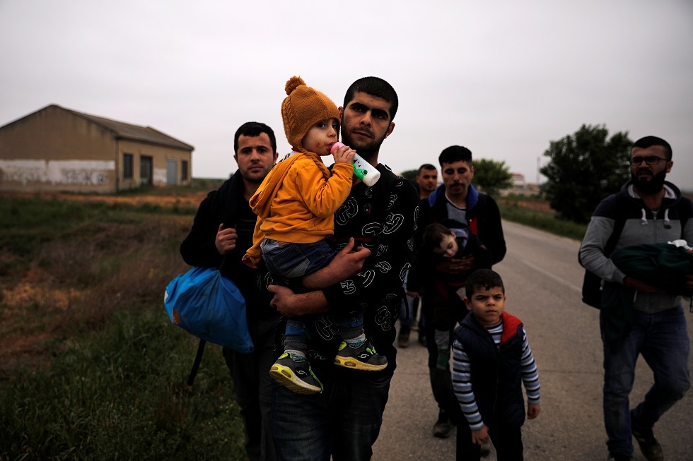 أرشيف - لاجئون سوريون في اليونان