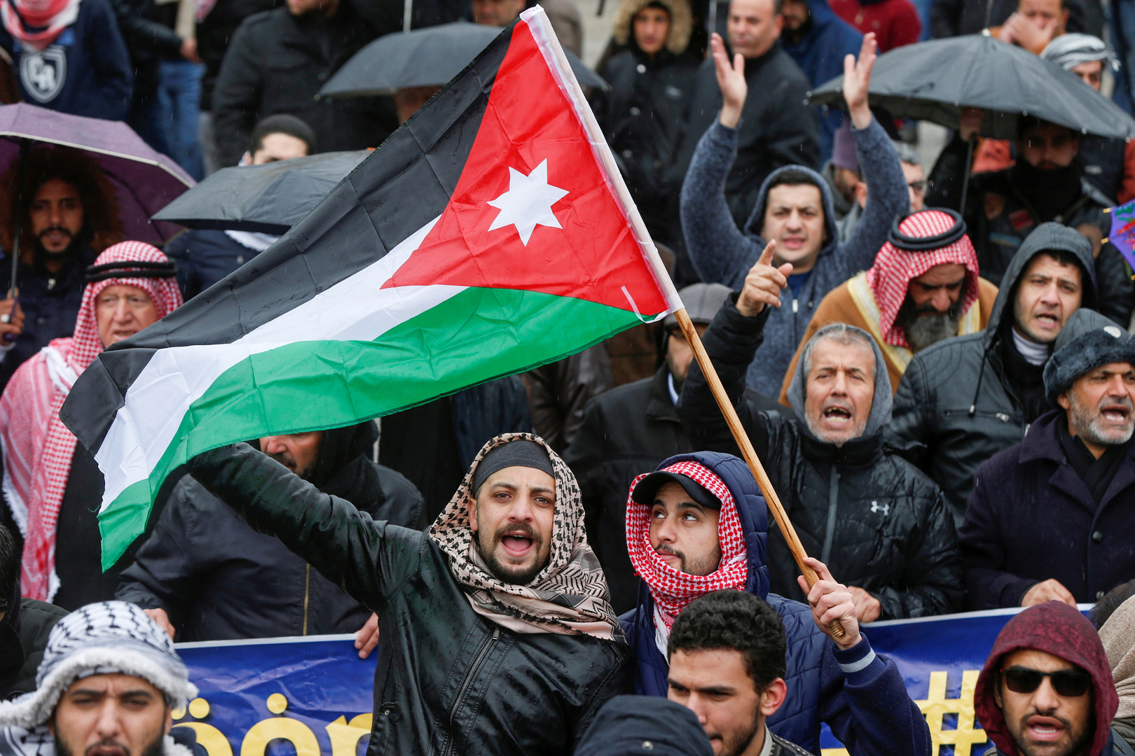 رغم شبح كورونا.. الأردنيون يحيون الفجر العظيم دعما للفلسطينيين