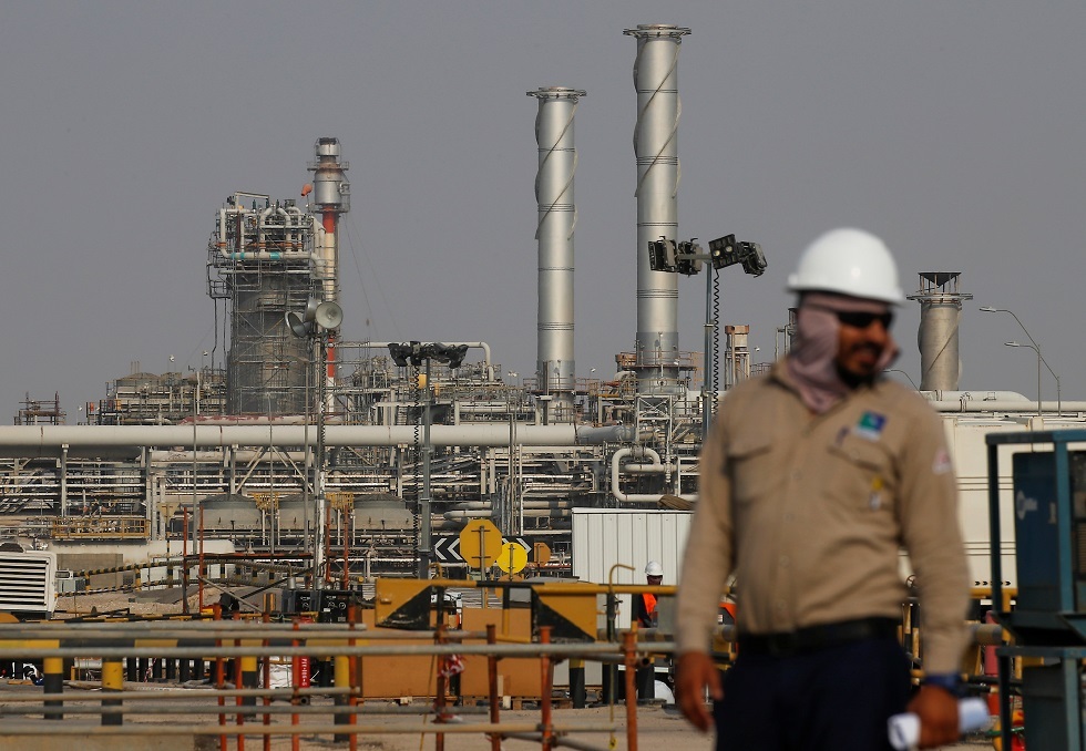 تجار النفط في آسيا يستغلون قرار السعودية خفض أسعار الخام