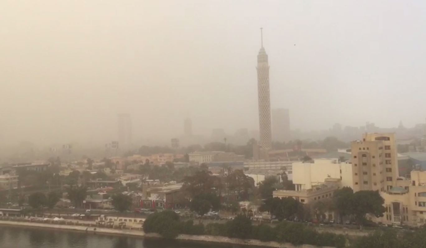 بالفيديو.. عاصفة رملية تضرب القاهرة