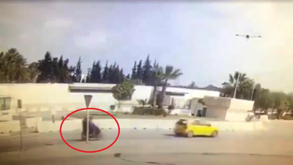 تونس.. شاهد لحظة التفجير الانتحاري قرب نقطة أمنية