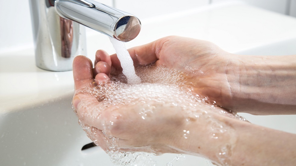 هل الإفراط بغسل اليدين بالماء والصابون مفيد دائما؟
